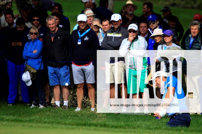 Irish golfer Padraig Harrington in action at the 18th hole during the second round of the Andalucia Valderrama Master golf tournament at Valderrama golf course in Cadiz, Andalusia, Spain, 19 October 2018. Andalucia Valderrama Masters golf tournament !ACHTUNG: NUR REDAKTIONELLE NUTZUNG!