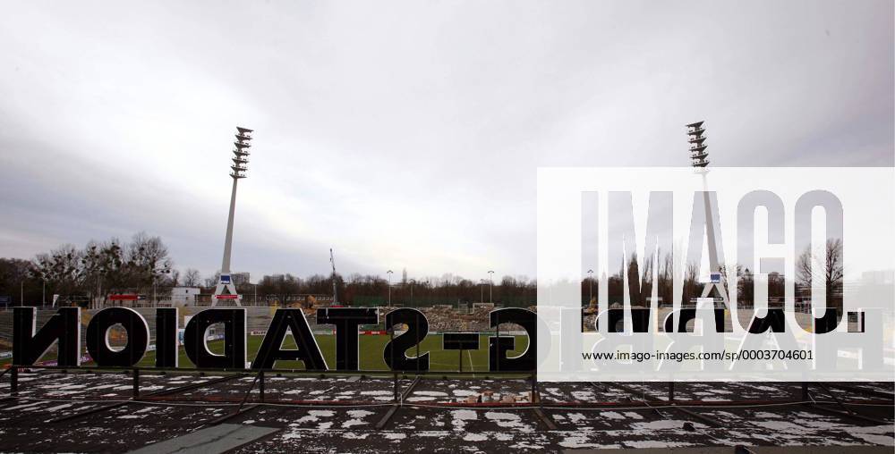 Fußball, Stadiongeschichte SG Dynamo Dresden Schriftzug in Riesenlettern: - Harbig Stadion - während des Umbaus im Rudolf Harbig Stadion in Dresden Fußball Herren Regionalliga Nord 2007 2008, 3. Liga, SG Dynamo Dresden Totale Rudolf Harbig Stadion Dresden