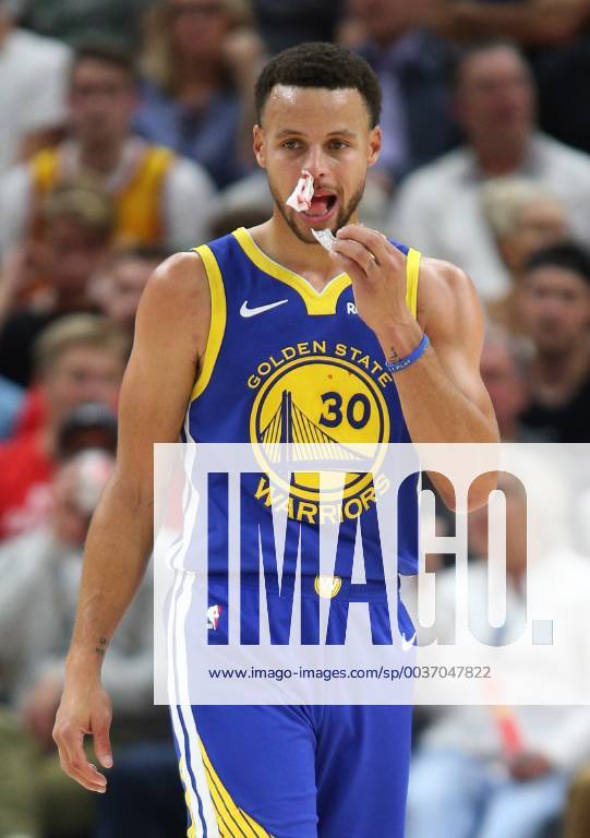 KW42 Golden State Warriors guard Stephen Curry (30) puts tissue in his nose to try and stop a bloody nose during an NBA Basketball Herren USA game against Utah Jazz at Energy Solutions Arena in Salt Lake City, Utah, USA, 19 October 2018. Utah Jazz vs. Golden State Warriors !ACHTUNG: NUR REDAKTIONELLE NUTZUNG!