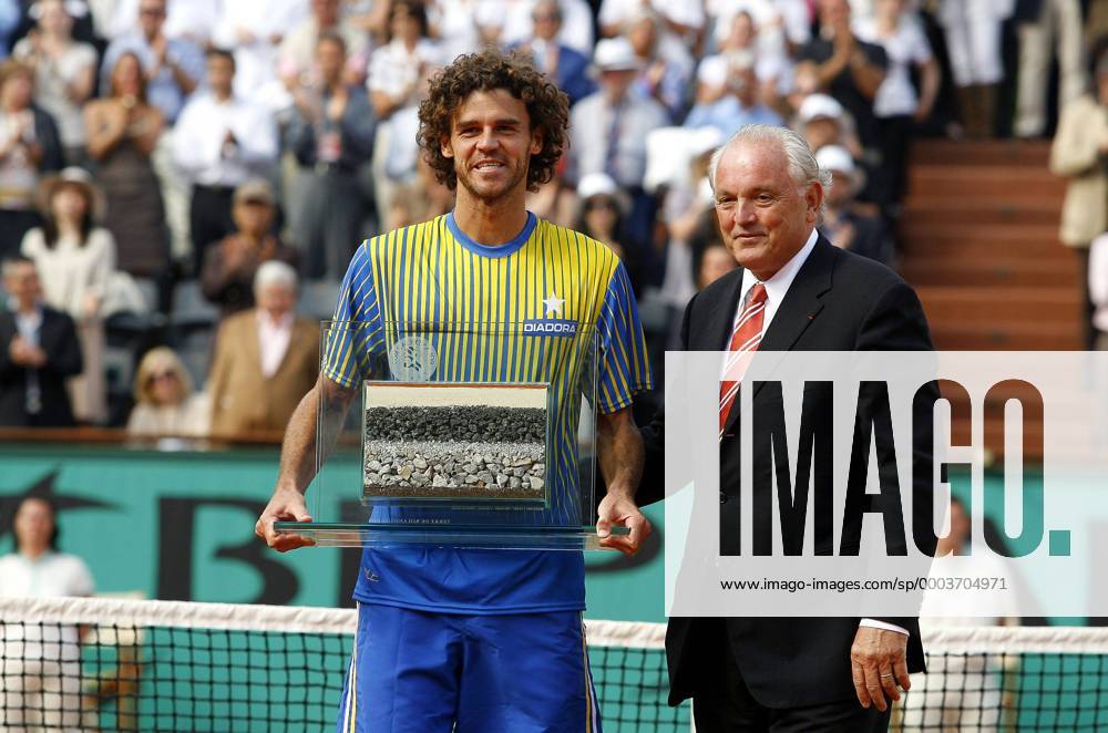 Sandspezialist Gustavo Kuerten (Brasilien) bekommt bei seinen letzten French Open, die er drei mal gewonnen hat, von FFT Präsident (Frankreich) ein Stück vom Court Central - (pan26100) Tennis Herren French Open 2008, Grand Slam, ATP Tour Gruppe Roland Garros Paris