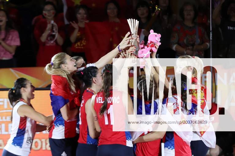 KW42 (181020) -- YOKOHAMA, Oct. 20, 2018 -- Players of Serbia celebrate during the awarding ceremony after the final match against Italy at the 2018 Volleyball Women s World Championship WM Weltmeisterschaft in Yokohama, Japan, Oct. 20, 2018. Serbia won 3-2 to claim the title. ) (SP)JAPAN-YOKOHAMA-VOLLEYBALL-WOMEN S WORLD CHAMPIONSHIP-SERBIA VS ITALY DuxXiaoyi
