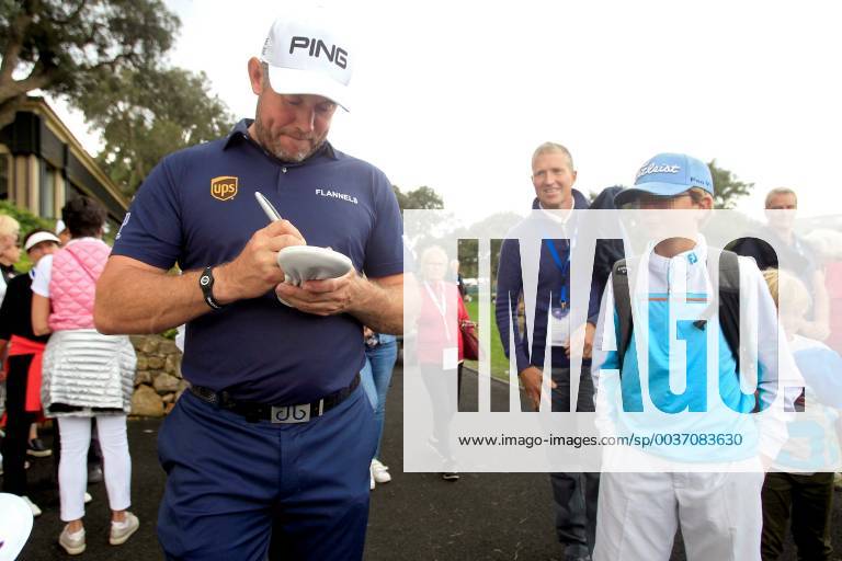 English Lee Westwood signs autographs during the Andalucia Valderrama Master at Valderrama golf course in San Roque, Cadiz, southern Spain, 21 October 2018. The Andalucia Valderrama Master will run from 18 October until 21 October. Andalucia Valderrama Masters golf tournament !ACHTUNG: NUR REDAKTIONELLE NUTZUNG!