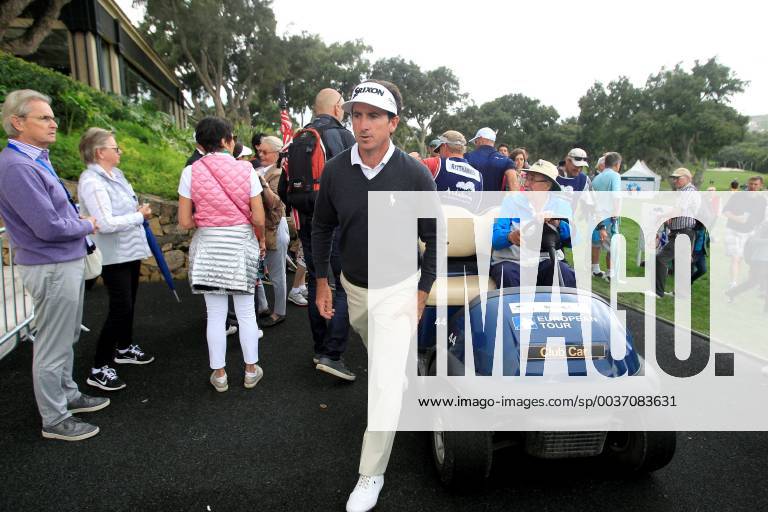 Spanish Gonzalo Fernadez Castano (C) leaves the course during a break because of the rain during the Andalucia Valderrama Master at Valderrama golf course in San Roque, Cadiz, southern Spain, 21 October 2018. The Andalucia Valderrama Master will run from 18 October until 21 October. Andalucia Valderrama Masters golf tournament !ACHTUNG: NUR REDAKTIONELLE NUTZUNG!