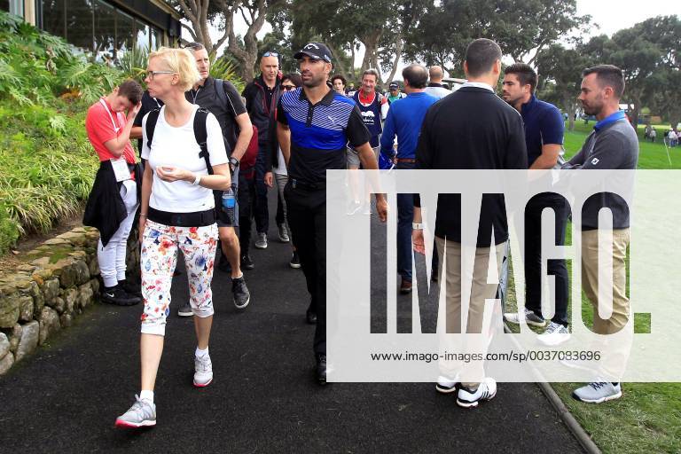 Spanish Alvaro Quiros (C) leaves the course during a break because of the rain during the Andalucia Valderrama Master at Valderrama golf course in San Roque, Cadiz, southern Spain, 21 October 2018. The Andalucia Valderrama Master will run from 18 October until 21 October. Andalucia Valderrama Masters golf tournament !ACHTUNG: NUR REDAKTIONELLE NUTZUNG!