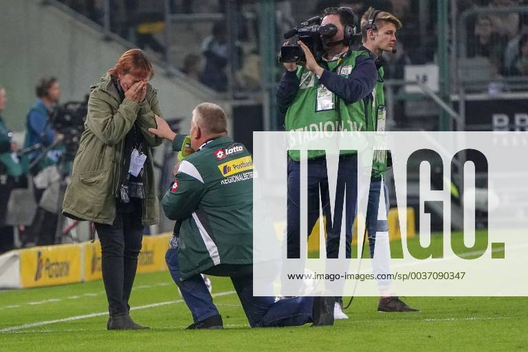 1 FBL Borussia Moenchengladbach vs 1 FSV Mainz 05 21 10 2018 Borussia Park Moenchengladbach GER 1 FBL Borussia Moenchengladbach vs 1 FSV Mainz 05 DFL regulations prohibit any use of photographs as picture sequences and or quasi video in the picture picture shows a member of the Gladbach fan club he proposed to Nicole at half-time, of course she said yes nordphotox xMeuter nph00351