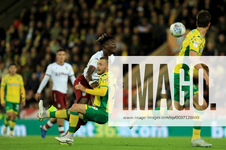 23rd October 2018, Carrow Road, Norwich, England; EFL Championship football, Norwich City versus Aston Villa; Tammy Abraham of Aston Villa runs into Tom Trybull of Norwich City ActionPlus12072587 ShaunxBrooks