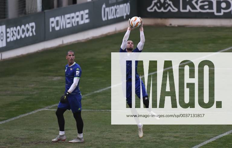Entrenamiento del Betis. En la imagen, Pau López y Joel Robles. Betis training session. In this picture, Pau López and Joel Robles.