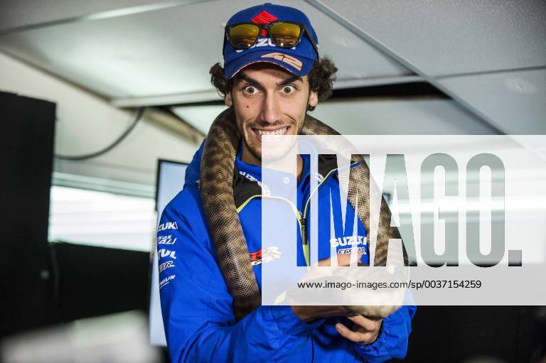 KW43 MotoGP in Australien, Fahrer mit einheimischen Tieren IPP20181025 Motorsports: MotoGP World Championship WM Weltmeisterschaft GP of Australia, Alex Rins scherza con un serpente (Verwendung nur in Deutschland - GERMANY ONLY) *** IPP20181025 Motorsports MotoGP World Championship GP of Australia Alex Rins scherza con un serpente Use only in Germany GERMANY ONLY