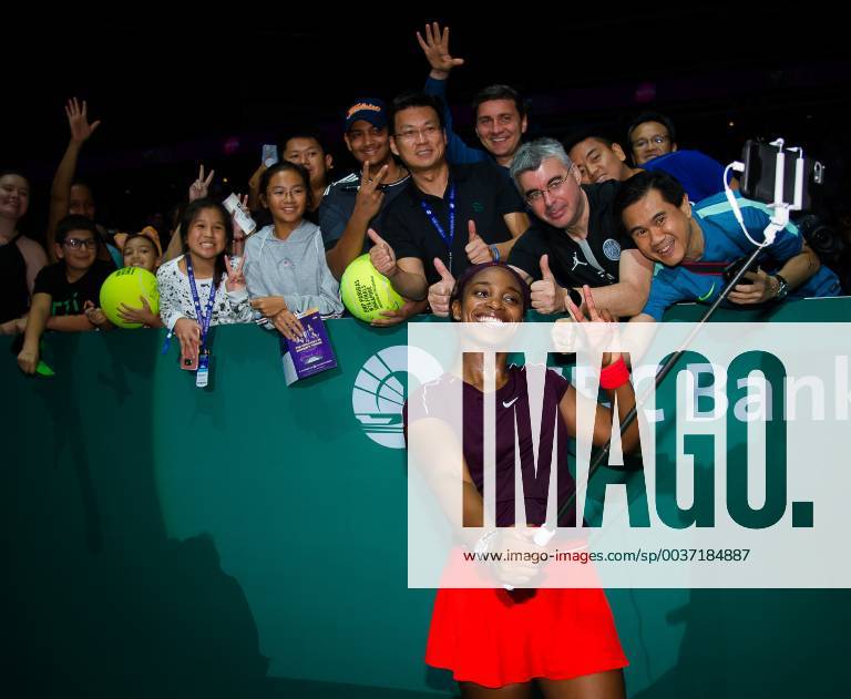 Kallang, SINGAPORE - Sloane Stephens of the United States celebrates winning her semifinal at the 2018 WTA Tennis Damen Finals tennis tournament 2018 WTA Finals - 27 Oct - ZUMAa181 20181027_zaa_a181_031