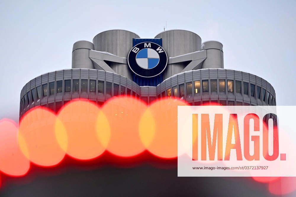 BMW logo during the plant tour of Federal Chancellor Olaf Scholz SPD at the BMW Group plant in Munich Theme picture, symbolic picture Munich, 05 12 2023 Bavaria Germany