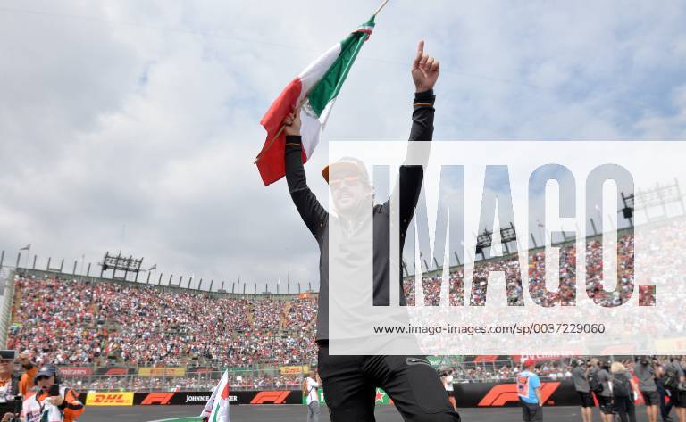 Spanish driver Fernando Alonso of McLaren greets during a parade before the Formula One Grand Prix, at the Hermanos Rodriguez racetrack in Mexico City, Mexico, 28 October 2018. Hamilton officially won his fifth world title after the competition. Formula One Grand Prix of Mexico !ACHTUNG: NUR REDAKTIONELLE NUTZUNG!