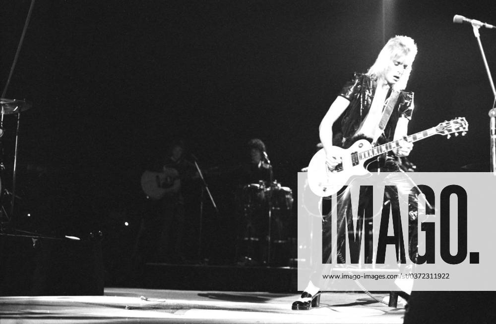 Ronson, Mick Mick Ronson of David Bowie s Spiders from Mars performing live at Earls Court, London on 14th May 1973. Michael Putland Retna Photoshot. Credit all Uses, Credit:Michael Putland Avalon