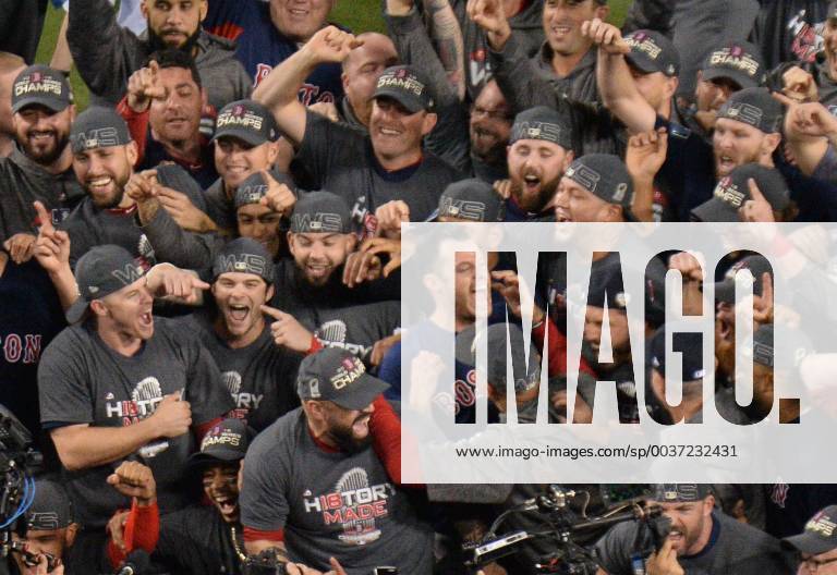 KW43 Boston Red Sox celebrate after beating the Los Angeles Dodgers in game 5 of the MLB Baseball Herren USA 2018 World Series at Dodger Stadium in Los Angeles on October 28, 2018. The Red Sox defeated the Dodgers 5-1 to win the World Series in 5 games. LAP2018102825 JIMxRUYMEN
