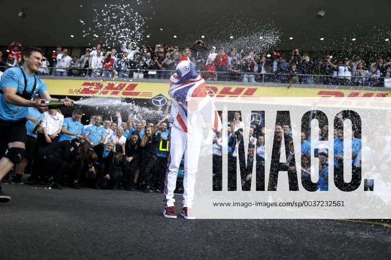 KW43 Motorsports: FIA Formula One World Championship WM Weltmeisterschaft 2018, Grand Prix of Mexico, 44 Lewis Hamilton (GBR, Mercedes AMG Petronas Motorsport) celebrates winning the F1 World Drivers Championship 2018 Mexico-City Mexico