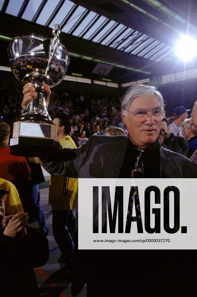 ALBA- Präsident Dieter Hauert mit Pokal Basketball Herren DBB - Pokal - Finale, Saison 1996 97: ALBA Berlin Einzelbild
