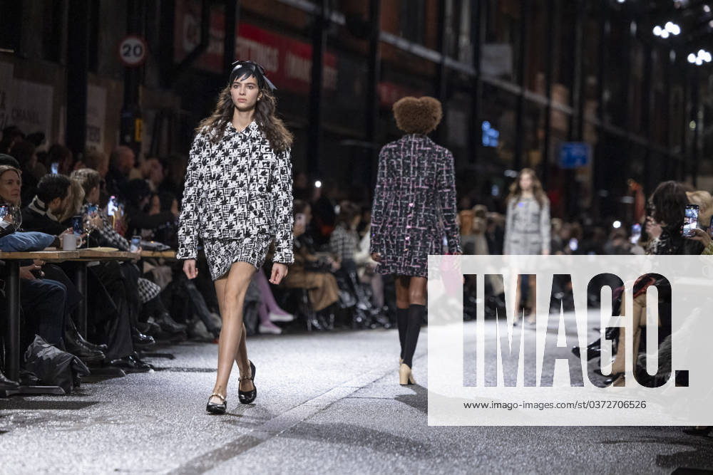 Dà filà de mode Mà tiers d art Chanel à Manchester Dà filà de mode Mà tiers d art Chanel à Manchester. Le 7 dà cembre 2023 Olivier Borde Bestimage Chanel Metiers D Art fashion show in Manchester. On December 7th 2023 Manchester Royaume Uni