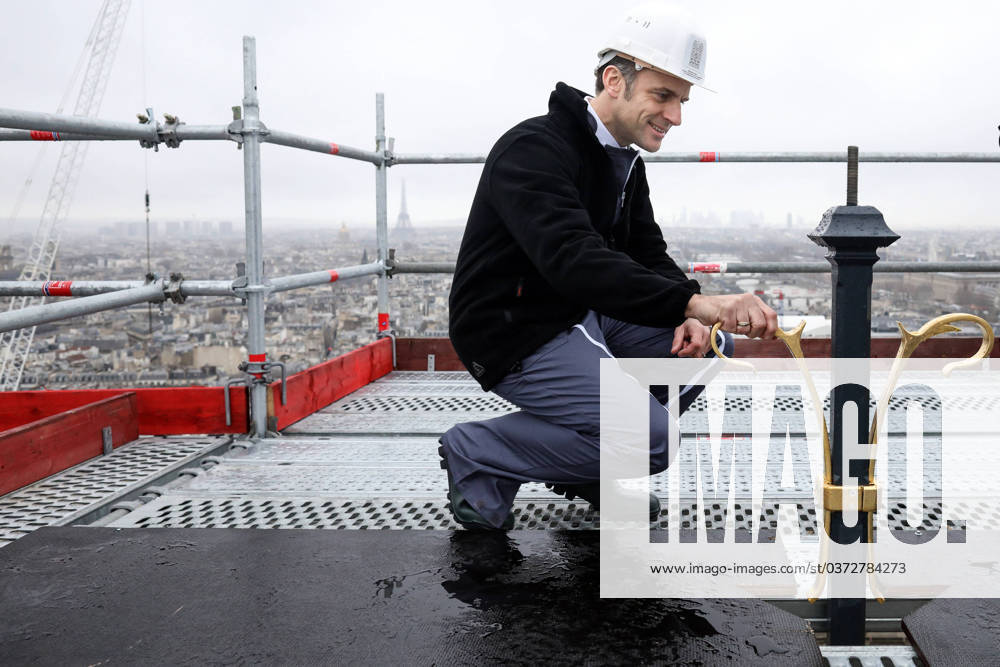 Le prÃ sident de la RÃ publique francaise Emmanuel Macron monte jusqu Ã la fleche sur le chantier de la CathÃ drale Notre-Dame de Paris Le prÃ sident de la RÃ publique francaise Emmanuel Macron monte jusqu Ã la fleche sur le chantier de la CathÃ drale Notre-Dame de Paris, France, le 8 dÃ cembre 2023. StÃ phane Lemouton Bestimage French President Emmanuel Macron visits the nave of the Notre-Dame de Paris Cathedral during its reconstruction, on the Ile de la Cite in Paris, France, on December 8, 2023. Paris France