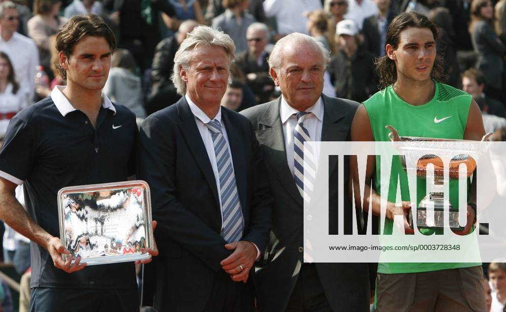 Siegerehrung French Open 2008, v.re.: Sieger Rafael Nadal (Spanien), FFT Präsident Christian Bimes (Frankreich), Björn Borg (Schweden) und Zweiter Roger Federer (Schweiz) - (PAR20080608707) Tennis Herren French Open 2008, Grand Slam, ATP Tour, Finale Gruppe Roland Garros Paris Tennis Herren French Open 2008, Grand Slam, ATP Tour, Finale Gruppe Roland Garros Paris