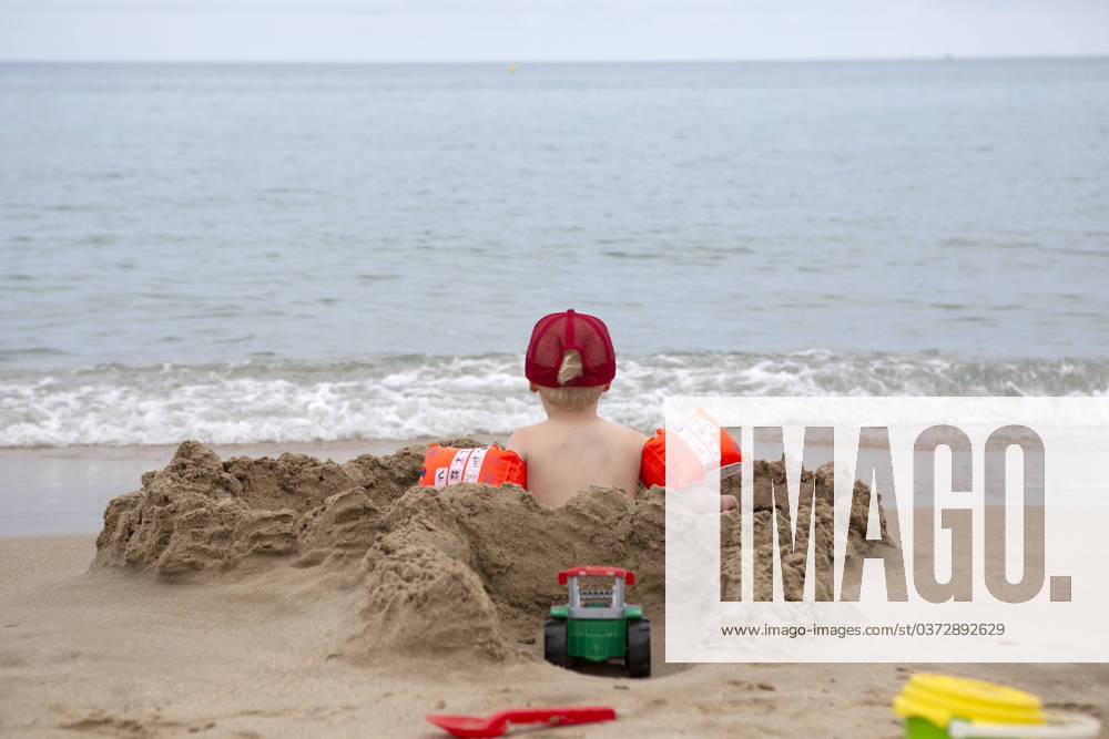 Junge am Strand Junge am Strand schaut auf s Wasser, Spanien 2023 ,model released, Symbolfoto