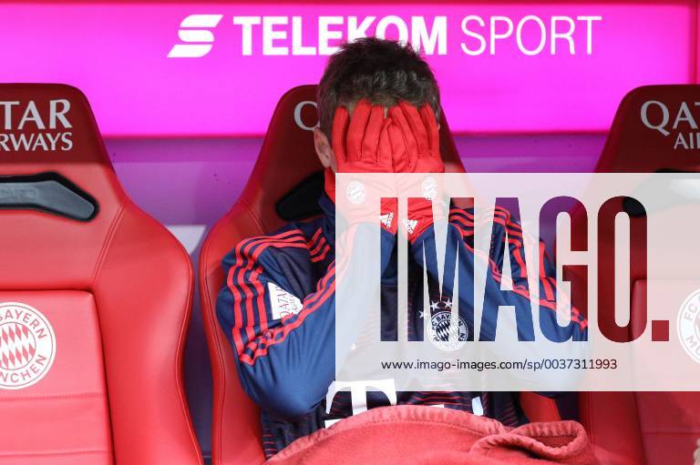 Thomas Mueller 25 FC Bayern Muenchen stressed on the bank FC Bayern Muenchen vs SC Freiburg Soccer 1 Bundesliga 03 11 2018 DFB regulations prohibit any use of photographs as image sequences and or quasi video Muenchen Bayern Germany
