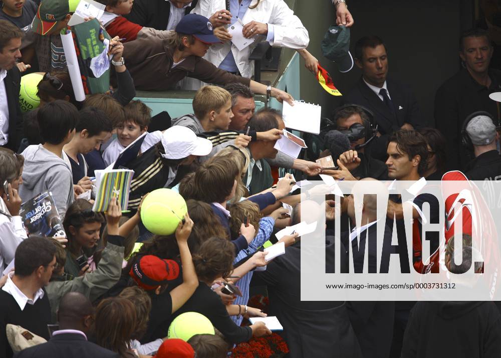Roger Federer (Schweiz) schreibt Autogramme Tennis Herren French Open 2008, Grand Slam, ATP Tour, Totale Roland Garros Paris Masse, Tennis Herren French Open 2008, Grand Slam, ATP Tour, Totale Roland Garros Paris Masse,