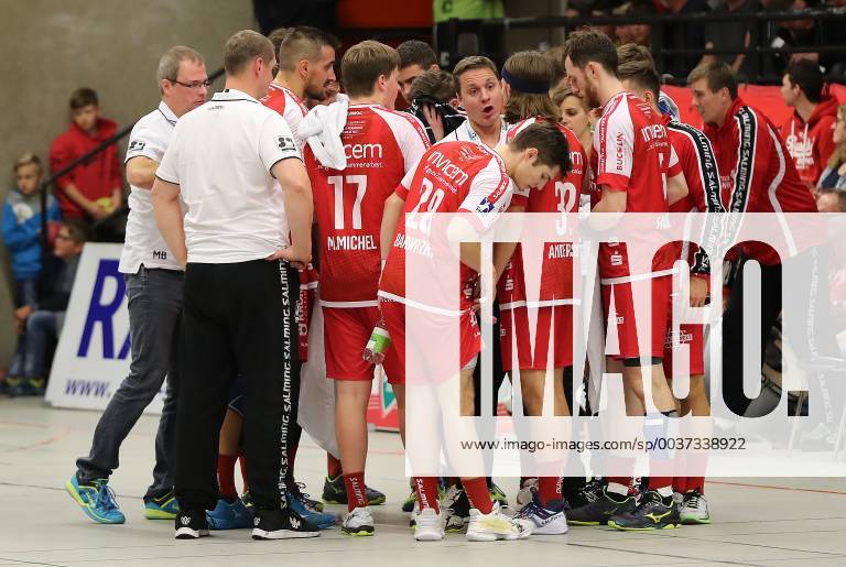 TuS Ferndorf TuS N Lübbecke 11 03 2018 middle of picture coach Michael Lerscht TuS Ferndorf with his boys in a time-out Kreuztal Stählerwiese Germany