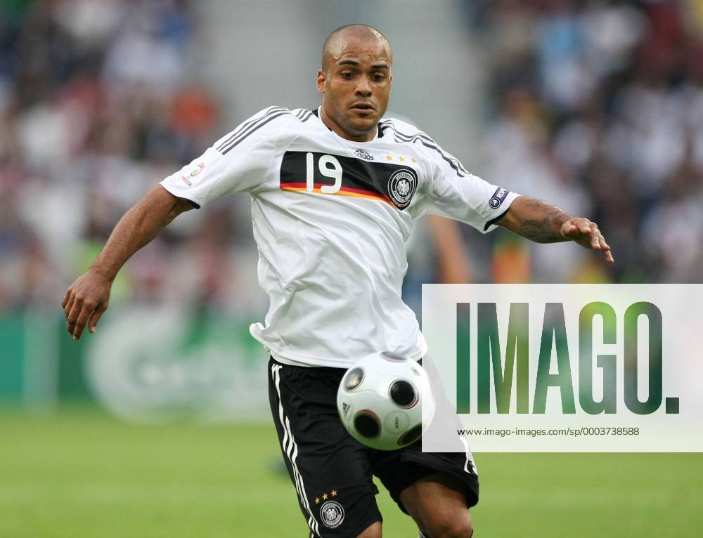 David Odonkor (Deutschland) am Ball Fußball EM Herren Euro 2008, Länderspiel, Nationalmannschaft, Nationaltrikot, Einzelbild Klagenfurt Dynamik, Fußball EM Herren Euro 2008, Länderspiel, Nationalmannschaft, Nationaltrikot, Einzelbild Klagenfurt Dynamik,