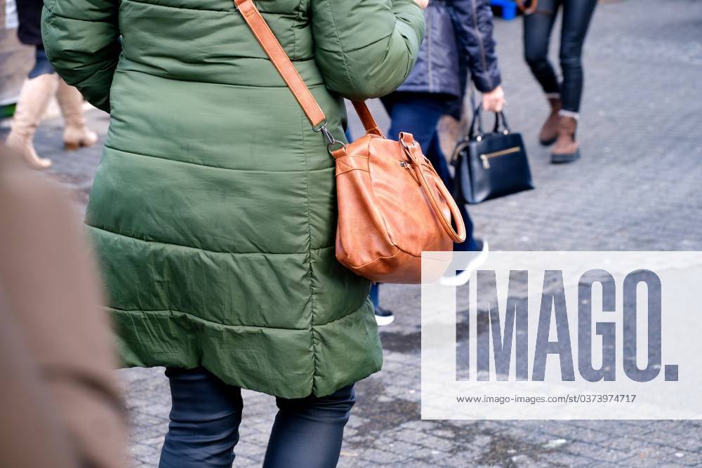Düsseldorf 12 12 2023 handbag shoulder bag ladies bag theft thieves street robbery street crime pickpocketing pickpockets street robbers pickpocketing Düsseldorf North Rhine-Westphalia Germany