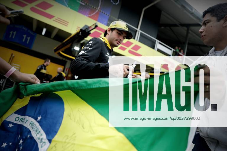 Spanish driver Carlos Sainz, of Renault, signs autographs as he arrives at the Interlagos racetrack, where the Brazil Formula One Grand Prix will be celebrated next Sunday, in Sao Paulo, Brazil, 08 November 2018. Brazil Formula One Grand Prix in Sao Paulo !ACHTUNG: NUR REDAKTIONELLE NUTZUNG!