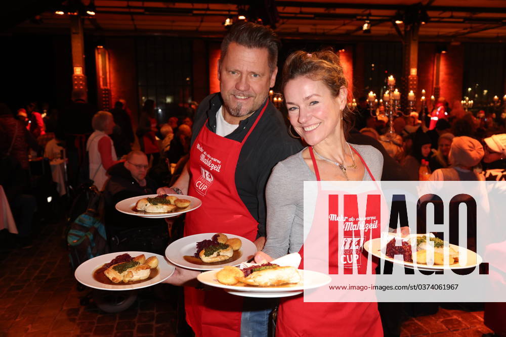 Chef Mike Süsser and actress Rhea Harder help out on a voluntary basis, More than a hot meal, charity event in the Fischauktionshalle Hamburg for needy and homeless Hamburg residents, Hamburg 12 12 2023