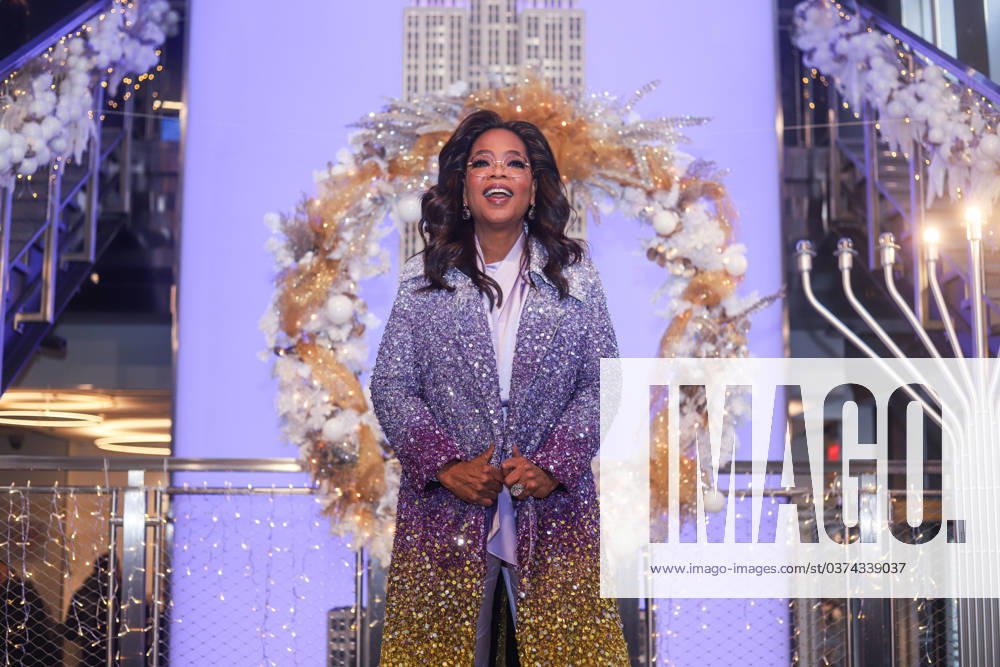 Bilder des Jahres 2023, Entertainment 12 Dezember Oprah Winfrey And The Cast Of The Color Purple Light The Empire State Building MANHATTAN, NEW YORK CITY, NEW YORK, USA - DECEMBER 12: American talk show host, television producer, actress, author and media proprietor Oprah Winfrey wearing a coat by Oscar de la Renta attends as Oprah Winfrey And The Cast Of Warner Bros. The Color Purple Light The Empire State Building PURPLE to celebrate the 2023 film s release on December 12, 2023 in Manhattan, New York City, New York, United States., Credit:Jordan Hinton Avalon United States, New York, New York City, The Empire State Building