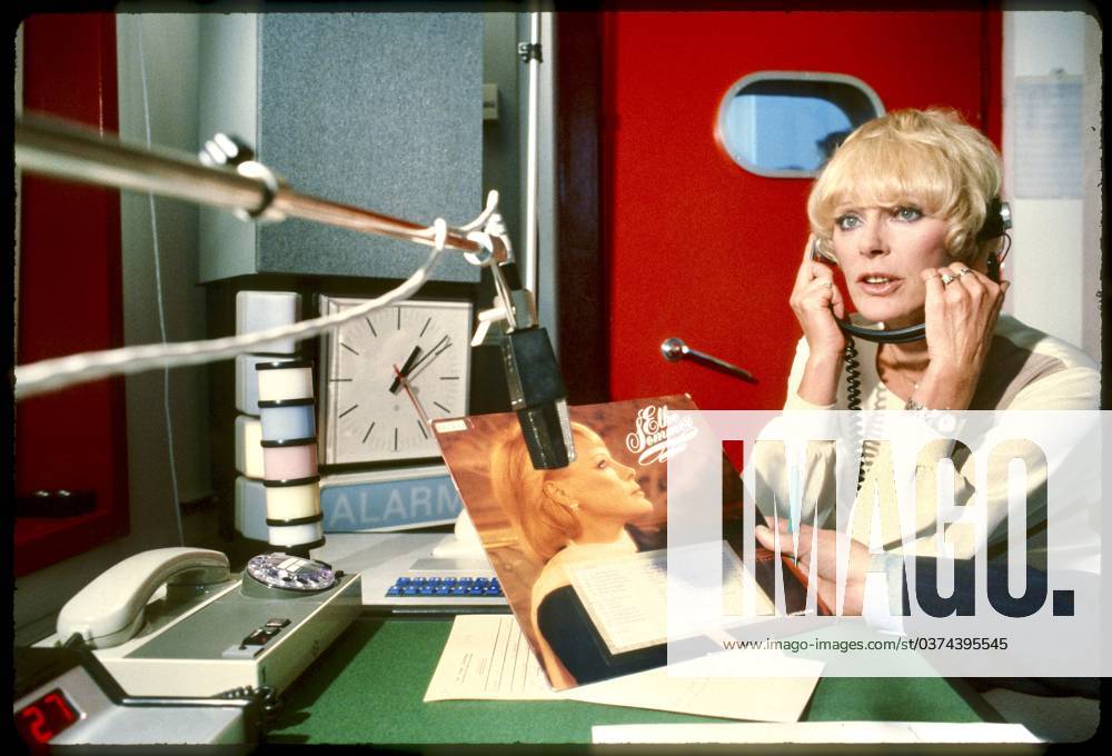 Photos Leopold NEKULA VIENNAREPORT e U Elke SOMMER Jobs in Vienna 01 September 1983, Vienna Elke Sommer seen here during a radio interview in the Ö3 studio The editor asking the questions was Jörg Ruminak Excerpts from her hit LP Elke Sommer from 1979 were played Wien Austria Z101000189_121223_01jpeg