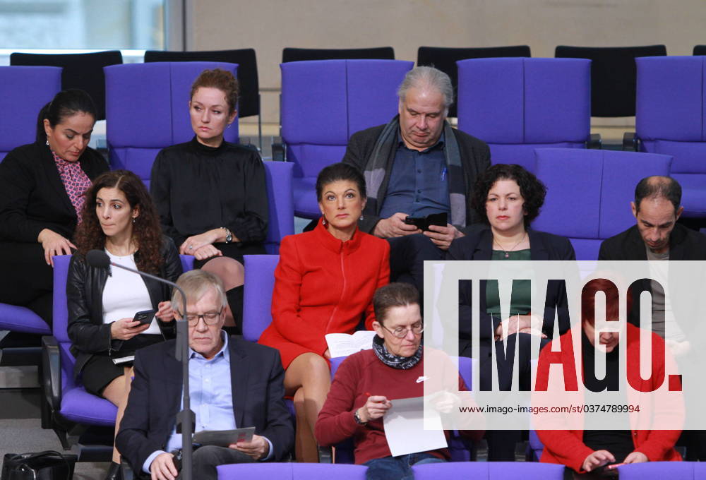 Session week in the German Bundestag, 145 session Members of the former left-wing parliamentary group sit together in the Bundestag, among them in the middle in red Sahra Wagenknecht, to the right of her comrade-in-arms Amira Mohamed Ali, both have left the Left Party and founded a g
