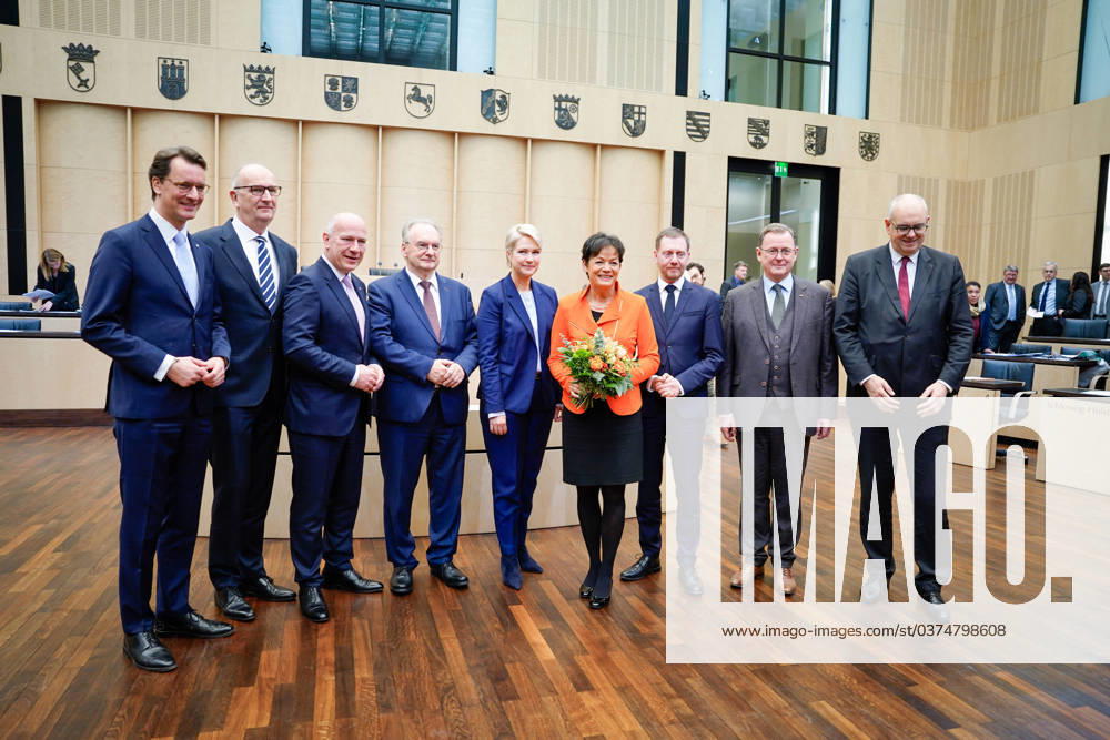 1040. Sitzung des Bundesrates Hendrik Wuest (CDU) Ministerpraesident von Nordrhein-Westfalen gemeinsam mit Dietmar Woidke (SPD) Ministerpraesident von Brandenburg, Regierender Buergermeister Kai Wegner (CDU) von Berlin und Reiner Haseloff (CDU) Ministerpraesident von Sachsen-Anhalt, Manuela Schwesig (SPD) Ministerpraesident von Mecklenburg-Vorpommern, Lucia Puttrich Hessische Ministerin fuer Europaangelegenheiten, Michael Kretschmer (CDU) Ministerpraesident von Sachsen, Bodo Ramelow (Die Linke) Ministerpraesident von Thueringen und Andreas Bovenschulte (SPD) Praesident des Senats und Buergermeister von Bremen bei der Verabschiedung von Lucia Puttrich aus dem Deutschen Bundesrat im Plenarsaal bei der 1040. Bundesratssitzung, Berlin, 15.12