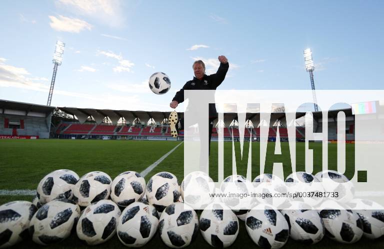 GER final press conference DFB women in front of LS GER Spain 12 11 2018 Erfurt Steigerwaldstadion Arena Erfurt GER season 2018 2019 final press training in front of DFB womens international match 13 11 18 Germany vs. Spain in picture national coach Horst Hrubesch GER