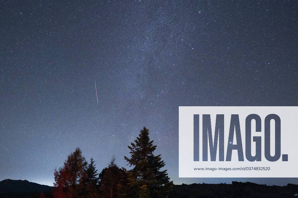 (231215) -- LIJIANG, Dec. 15, 2023 -- This photo taken on Dec. 15, 2023 shows Geminids meteor shower over Yulong County, Lijiang City, southwest China s Yunnan Province. ) CHINA-YUNNAN-LIJIANG-GEMINIDS METEOR SHOWER (CN) CuixWen