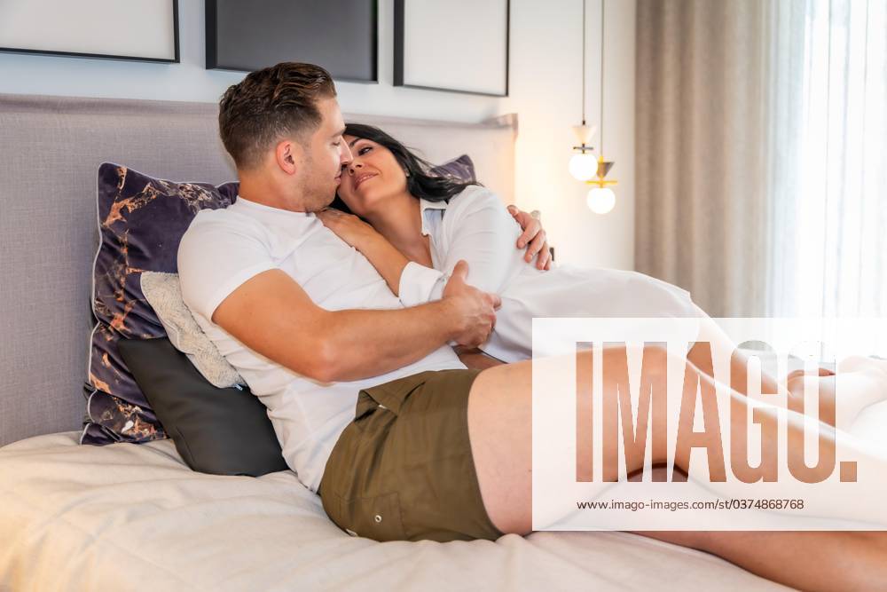 Affectionate and Romantic Scene one itself umarmenden and küssenden Couples at the Bed horizontal