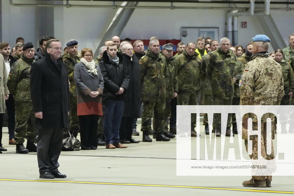 Arrival and return of Bundeswehr soldiers from Mali Defense Minister Boris Pistorius together with Commander Heiko Bohnsack at the arrival and return from the MINUSMA mission in Mali at the airbase in Wunstorf, Wunstdorf, 15 12 2023 Wunstorf Lower Saxony Germany