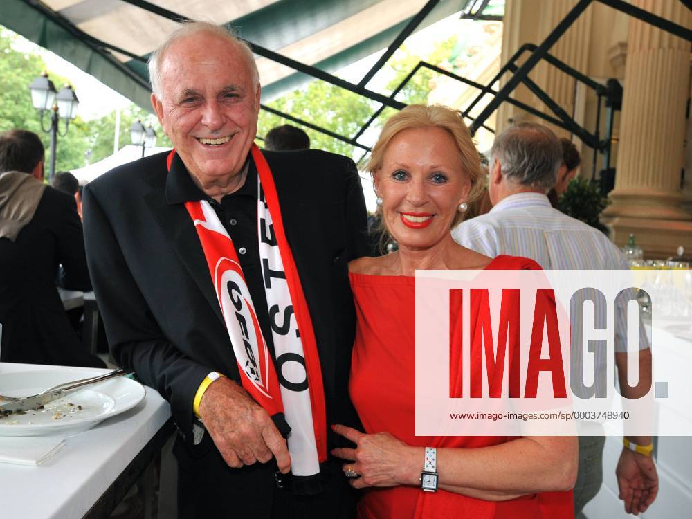Michael Kuhn (Österreich Präsident Sports Media Austria) mit seiner Ehefrau Helga - Fußball EM Herren Euro 2008 Gruppe Wien