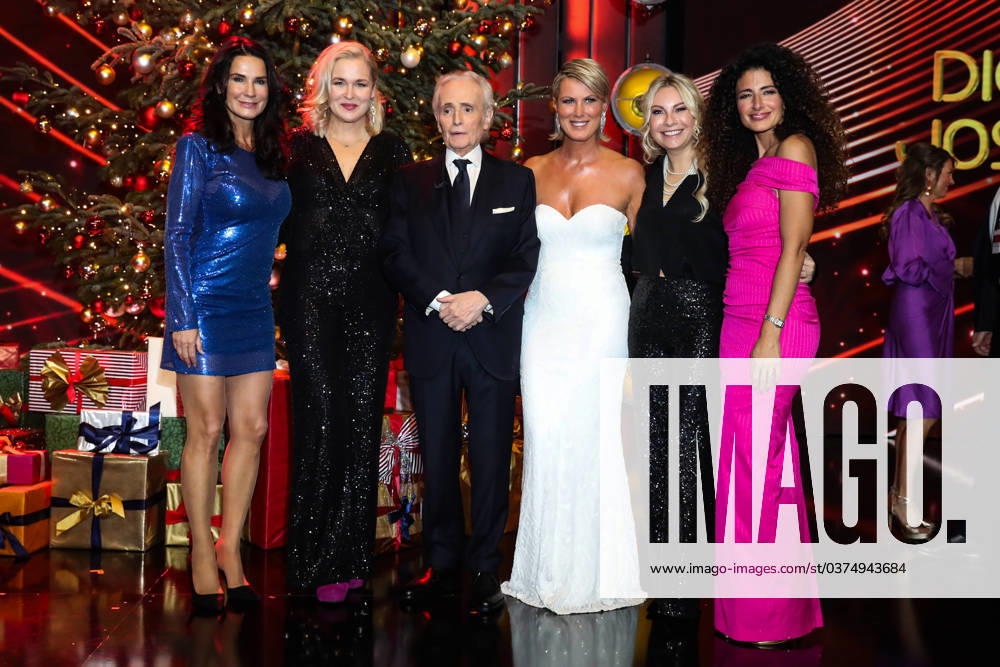 Jose Carreras with from left actress Mariella Ahrens, Judith Hoersch, presenter Kamilla Senjo, presenter Susanne Klehn, presenter Marwa Eldessouky 29 Jose Carreras Gala in the Media City Leipzig