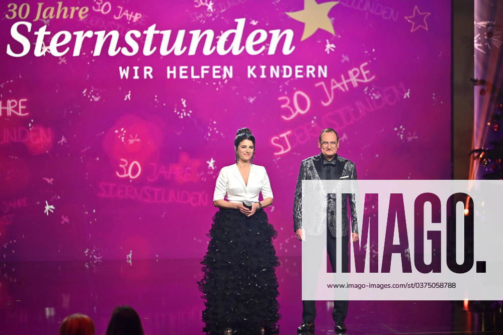 Sandra Rieß and Volker Heißmann in the TV show 30 Years of Sternstunden Gala 2023 in the Frankenhalle Nuremberg, 15 12 2023 Foto:xD.xAnoraganingrumx xFuturexImagex sternstunden_gala_3205