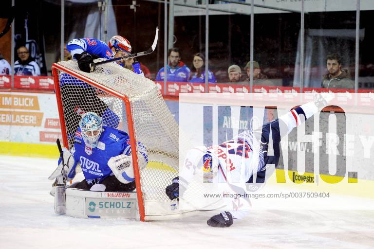 V l n r Kyle Sonnenburg Schwenninger Wild Wings Dustin Strahlmeier Schwenninger Wild Wings Yasin Ehliz EHC Red Bull Muenchen GER Eishockey DEL Schwenninger Wild Wings EHC Red Bull Muenchen 02 11 2018 Villingen Schwenningen