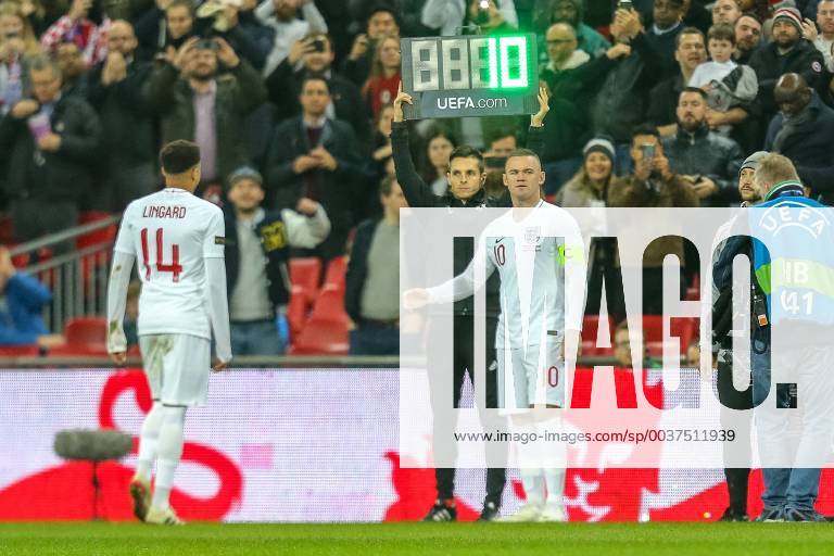 KW46 Wayne Rooney (D.C. United) of England (centre) replaces Jesse Lingard Manchester United ManU of England (left) during the WR Foundation international match L?nderspiel between England and USA at Wembley Stadium, London, England on 15 November 2018.