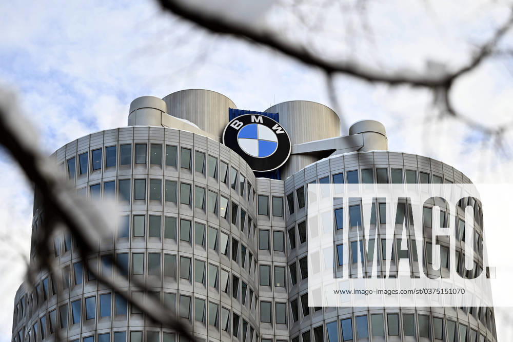 BMW logo on the BMW tower during the plant tour of Federal Chancellor Olaf Scholz SPD at the BMW Group plant in Munich Theme picture, symbolic picture Munich, 05 12 2023 Bavaria Germany