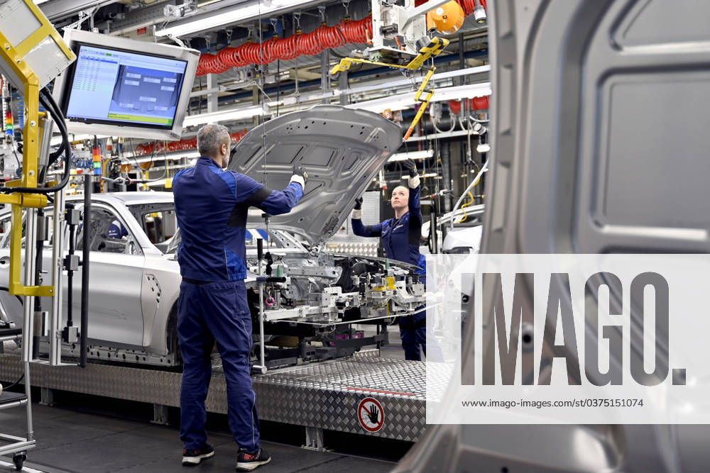 Cars and BMW employees in production during the plant tour of Federal Chancellor Olaf Scholz SPD at the BMW Group plant in Munich Theme picture, symbolic picture Munich, 05 12 2023 Bavaria Germany