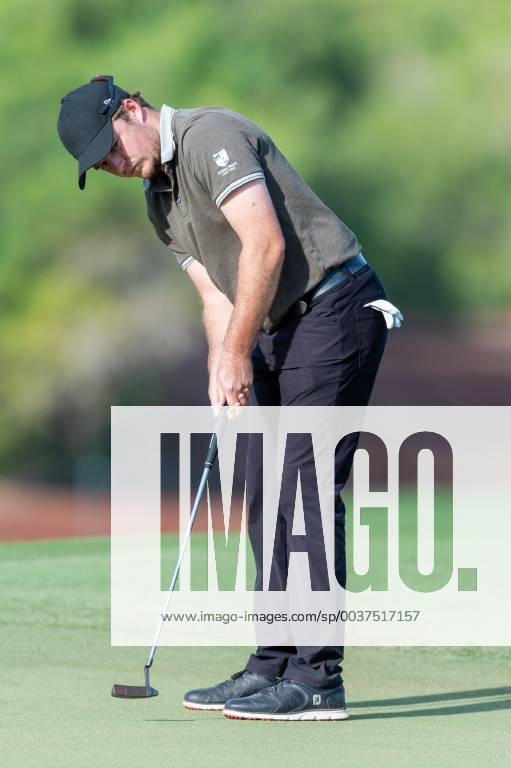 Eddie Pepperell of England watches his putt in round 2 during the DP World Tour Championship at Jumeirah Golf Estates, Dubai, UAE on 16 November 2018.