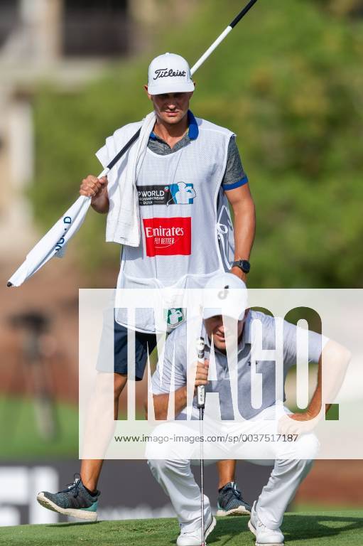 Darren Fichardt of South Africa lines up a putt with his caddy in round 2 during the DP World Tour Championship at Jumeirah Golf Estates, Dubai, UAE on 16 November 2018.