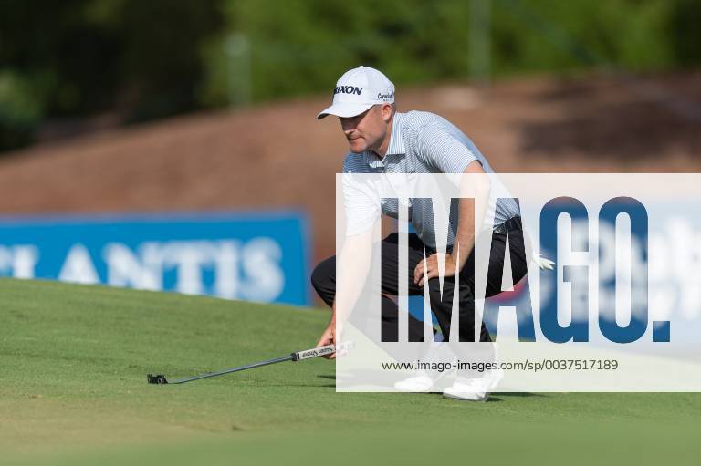 Russell Knox of Scotland lines up a putt on the fifth hole in round 2 during the DP World Tour Championship at Jumeirah Golf Estates, Dubai, UAE on 16 November 2018.