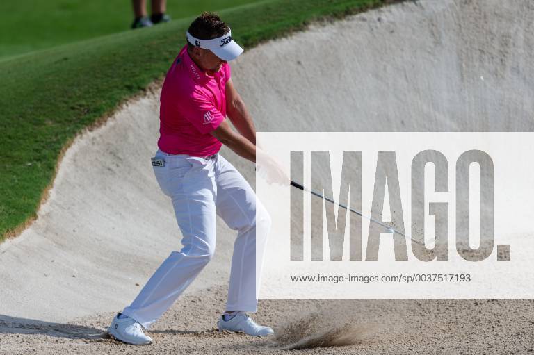 Ian Poulter of England plays from the bunker in round on the fifth hole in round 2 during the DP World Tour Championship at Jumeirah Golf Estates, Dubai, UAE on 16 November 2018.