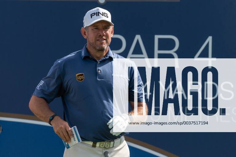 Lee Westwood of England gets ready to start round 2 during the DP World Tour Championship at Jumeirah Golf Estates, Dubai, UAE on 16 November 2018.